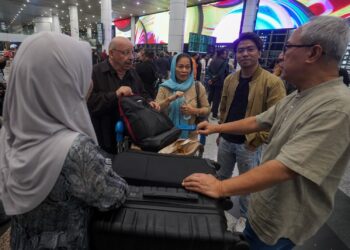 Pasangan suami isteri dari Iran, Dr Ali R Ebadi, 75 (dua kiri) dan Dr Suriaya Mohd Ali, 72 (tiga kanan) disambut ahli keluarganya sebaik tiba di tanah air dari Iran susulan ketegangan memuncak di Lapangan Terbang Antarabangsa Kuala Lumpur (KLIA) Terminal 1, Sepang di sini, hari ini.

GAMBAR : FAISOL MUSTAFA