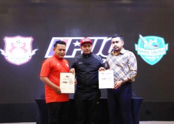 WAN Muhd Ridhuan Wan Abdullah (kiri) semasa Majlis Penajaan (Kelantan WTS FC & Nara United) dan Perluasan Empayar PUC Sprot Thailand, di Kota Bharu, Kelantan semalam.-UTUSAN/KAMARUL BISMI KAMARUZAMAN.