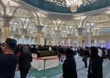 Suasana di Masjid Jamek, dengan orang kenamaan serta rakyat jelata hadir memberikan penghormatan terakhir kepada Allahyarham Puan Sri Datuk Amar Juma'ani Tuanku Bujang.