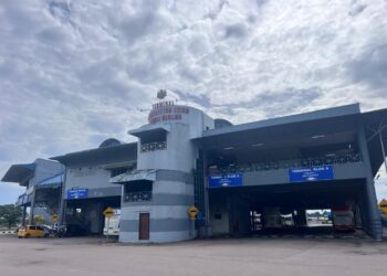 KEADAAN Terminal Pengangkutan Awam Kluang, Johor yang sepi akibat kekurangan pengunjung. – UTUSAN/ADNAN IBRAHIM