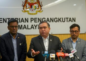 ANTHONY Loke ketika sidang akhbar di Kementerian Pengangkutan, Putrajaya. - UTUSAN/FAISOL MUSTAFA