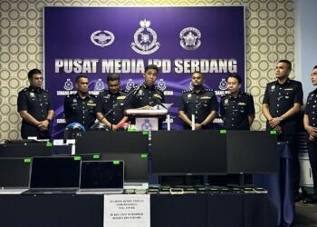 Ketua Polis Daerah Serdang, Asisten Komisioner Muhamad Farid Ahmad menunjukkan barang rampasan kes pecah rumah dan sindiket pelaburan atas talian pada sidang media di IPD Serdang, di sini, hari ini- ELCASEYH/PIX