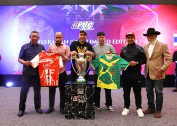 PIALA yang akan menjadi rebutan pada aksi Ex-The Red Warriors (TRW) Treble menentang Double Treble Kedah dalam di Stadium Sultan Muhammad IV, Kota Bharu, Kelantan, Jumaat ini.-UTUSAN/KAMARUL BISMI KAMARUZAMAN