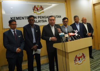 ANTHONY Loke ketika sidang akhbar di Kementerian Pengangkutan, Putrajaya. - UTUSAN/FAISOL MUSTAFA