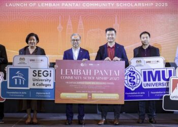 17 pelajar Lembah Pantai terima biasiswa penuh 

NURIN NABILAH MAHMOD/pix /imran

KUALA LUMPUR: Seramai 17 pelajar lepasan Sijil Pelajaran Malaysia (SPM) 2024 dari sekitar Lembah Pantai dipilih menerima Biasiswa Lembah Pantai 2025.

Menteri Komunikasi, Datuk Fahmi Fadzil berkata, inisiatif berkenaan adalah sebahagian daripada usaha dalam membantu golongan muda mengakses laluan pendidikan tinggi yang bersesuaian dan mampu milik.

Fahmi yang juga Ahli Parlimen Lembah Pantai berkata, sebagai Menteri Komunikasi, setiap hari beliau berusaha memastikan rakyat mempunyai akses maklumat yang pantas dan meluas. 

"Dengan inisiatif ini, saya yakin pelajar dapat membuat keputusan lebih bijak tentang masa depan mereka bukan sekadar mengikut bajet tetapi juga sejajar dengan minat dan potensi diri," katanya pada majlis pelancaran Biasiswa Lembah Pantai 2025 di sini hari ini. 

Menurut Fahmi, selain membantu pelajar dari segi kewangan, beliau berharap inisiatif itu dapat membentuk generasi muda yang bersedia menghadapi dunia yang sentiasa berubah.

Katanya, pendidikan tinggi bukan sekadar tentang pelajaran di bilik kuliah tetapi tentang membentuk insan yang seimbang, mampu menyesuaikan diri dengan dunia yang sentiasa berubah. 

“Inilah nilai yang saya harap dapat diterapkan oleh semua institusi pendidikan,” katanya.

Dalam pada itu, Fahmi turut berkongsi pengalamannya sewaktu melanjutkan pengajian di Amerika Syarikat yang banyak membentuk beliau berfikir dan membuka ruang untuk menerima perubahan.

“Saya sendiri tidak pernah terbayang, selepas 25 tahun saya akan menjadi ahli politik dan Menteri Komunikasi. Tetapi pengalaman pendidikan tinggi membantu saya menyesuaikan diri dalam laluan hidup yang tidak dijangka,” katanya.

Sementara itu, Ketua Pegawai Eksekutif Uni Enrol, Rickson Khaw berkata, program itu mencerminkan komitmen pihaknya untuk memperluas akses pendidikan berkualiti secara lebih inklusif.

"Kami mahu membina satu standard baharu di mana pelajar tidak lagi perlu mengejar peluang tetapi peluang itu sendiri yang akan mendekati mereka. 

"Inilah misi kami untuk membawa pendidikan tinggi lebih dekat kepada semua pelajar tanpa mengira latar belakang,” ujarnya.

Untuk rekod, biasiswa tersebut diberikan kepada pelajar daripada keluarga berpendapatan di bawah RM8,000 sebulan serta mereka yang pernah mewakili negeri atau negara dalam bidang sukan.

CAPTION
FAHMI Fadzil (tiga, kiri) dan Rickson Khaw (tiga, kanan) bersama wakil-wakil universiti yang menaja 17 biasiswa kepada pelajar sekitar Lembah Pantai di Aloft Hotel, Kuala Lumpur, hari ini. - UTUSAN/FARIZ RUSADIO