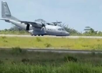 Sebuah pesawat TUDM yang terkandas selepas melakukan pendaratan kecemasan di landasan LTAK Kuching.