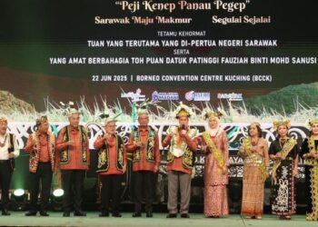 ANWAR Ibrahim (tengah) menyempurnakan Majlis Makan Malam Sambutan Gawai Dayak Peringkat Negeri di Pusat Konvensyen Borneo Kuching, Kuching, malam tadi.
