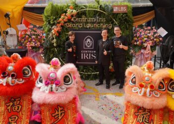 Pengarah Eksekutif LBS, Dato’ Sri Daniel Lim dan Dato’ Cynthia Lim, bersama Timbalan Ketua Pegawai Eksekutif, Lucas Lim, di majlis pelancaran Centrum Iris bersama-sama menyaksikan dengan tarian singa yang melambangkan kemakmuran, tuah dan permulaan yang penuh keberkatan bagi pembangunan baharu ini di Cameron Highlands.