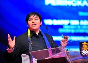 AZALINA Othman Said ketika berucap pada Program Perdana Literasi Kewangan peringkat IPTA/IPTS di UiTM Shah Alam, Shah Alam, Selangor hari ini.-UTUSAN/MOHAMAD NAUFAL MOHAMAD IDRIS