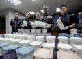 M. KUMAR menunjukkan sebahagian paket berisi dadah bernilai lebih RM6.8 juta yang berjaya dirampas dalam operasi khas dalam sidang akhbar di IPK Johor, Johor Bahru