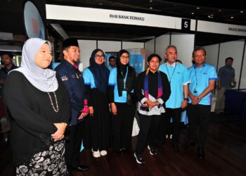 AZALINA Othman Said bergambar bersama warga Universiti Teknologi Mara (UiTM) ketika melawat salah satu reruai pada Program Perdana Literasi Kewangan peringkat IPTA / IPTS di Shah Alam, Selangor, hari ini. -UTUSAN/MOHAMAD NAUFAL MOHAMAD IDRIS