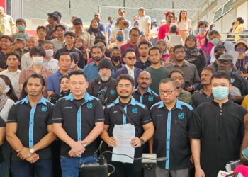 HISHAMUDDIN Hashim (tengah, depan) bersama sebahagian 228 mangsa yang terlibat dalam penipuan skim pelaburan mesin layan diri melibatkan jumlah sebanyak RM14.3 juta.