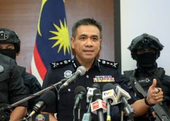 Pemangku Pengarah Jabatan Siasatan Jenayah Narkotik (JSJN) Bukit Aman, Deputi Komisioner Polis Mat Zani @ Mohd Salahuddin Che Ali (tengah) bercakap pada sidang akhbar Op Ironwood di Bukit Aman di sini hari ini. GAMBAR: FARIZ RUSADIO / PEMBERITA: AINA