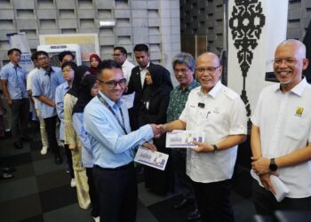 Menteri Besar Pahang, Datuk Seri Wan Rosdy Wan Ismail menyampaikan wang bantuan kepada para pelajar pada  majlis pelancaran Inisiatif Makmur Pahang Kluster Siswa Tahun 2025 di Auditorium Permata Pintar Negara, Universiti Kebangsaan Malaysia (UKM) Bangi di sini hari ini. Gambar FAUZI BAHARUDIN