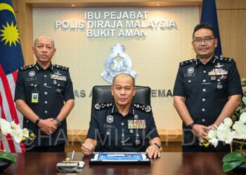 MOHD. Khalid Ismail memulakan tugas beliau sebagai Ketua Polis Negara.