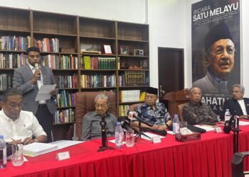 DR. MAHATHIR Mohamad dalam sidang media Sekretariat Pertahanan Sistem Kehakiman di Kuala Lumpur.