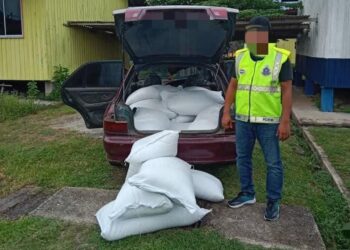 ANGGOTA PGA menunjukkan beras putih yang diseludup dari Thailand menggunakan sebuah kereta di Kampung Chabang Empat Telaga Bata, Tumpat, Kelantan-IHSAN PGA.