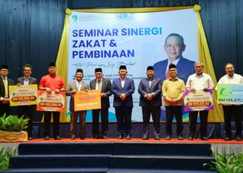 AMINUDDIN Harun (tengah) hadir pada Majlis Seminar Sinergi Zakat dan Pembinaan di Seremban, semalam.