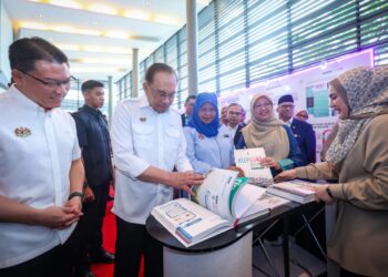 ANWAR Ibrahim melihat buku PTKL 2040 pada Majlis Peluncuran Pelan Tempatan Kuala Lumpur (PTKL) 2040 di Institut Latihan Dewan Bandaraya Kuala Lumpur (DBKL) Kuala Lumpur, hari ini.-UTUSAN/MUHAMAD IQBAL ROSLI.
