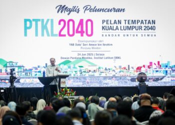 ANWAR Ibrahim melihat buku PTKL 2040 pada Majlis Peluncuran Pelan Tempatan Kuala Lumpur (PTKL) 2040 di Institut Latihan Dewan Bandaraya Kuala Lumpur (DBKL) Kuala Lumpur, hari ini.-UTUSAN/MUHAMAD IQBAL ROSLI.