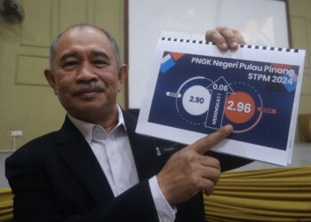 YUSOF Shaari menunjukkan PNGK Negeri Pulau Pinang dalam STPM yang meningkat sebanyak 0.06 mata iaitu daripada 2.90 kepada 2.96 ketika sidang akhbar di Butterworth, Pulau Pinang hari ini.-UTUSAN/IQBAL HAMDAN