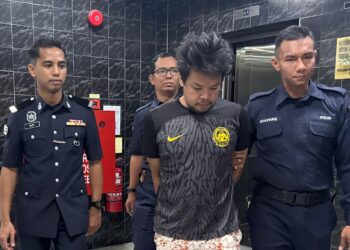 MOHD. Fadzly Mohd. Zahari (tengah) ketika tiba di Kompleks Mahkamah Butterworth, Pulau Pinang hari ini.-UTUSAN/SITI NUR MAS ERAH AMRAN