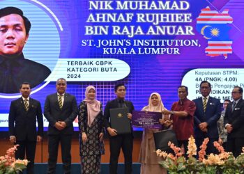 Menteri Pendidikan, Fadhlina Sidek ketika menyerahkan Anugerah CBPK Kategori Buta 2024 kepada Nik Muhamad Ahnaf Rujhiee pada Majlis Majlis Penyampaian Anugerah Pelajar Terbaik STPM, MUET dan SKBMW 2024 di Dewan Besar Majlis Peperiksaan Malaysia, Selayang di sini hari ini. UTUSAN/SYAKIR RADIN