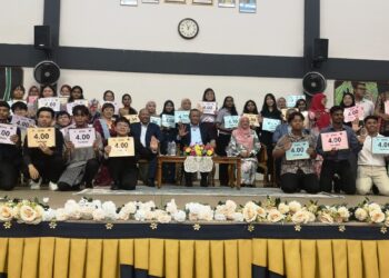 AMINUDDIN Harun (duduk, tengah) bergambar bersama pelajar cemerlang STPM 2024 pada pengumuman keputusan STPM 2024 di Kolej Tingkatan Enam Tuanku Muhriz, di Seremban hari ini. - UTUSAN /NUR SHARIEZA ISMAIL