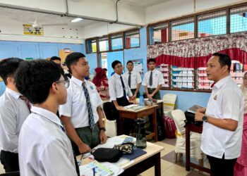 AZNAN Tamin (kanan) memberi kata-kata semangat kepada sebahagian pelajar yang menduduki peperiksaan STPM 2024 di Johor sebelum ini.