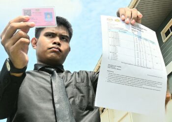 MUHAMMAD Aziq Asri menunjukkan keputusan Sijil Tinggi Pelajaran Malaysia (STPM) 2024 dengan skor PNGK 4.00. - UTUSAN/SHAIKH AHMAD RAZIF