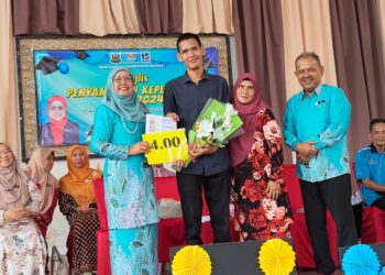 ALAM Haikal Jansari Anuar (dua kiri) bersama ibunya semasa menerima keputusan cemerlang STPM di SMK Machang, Kelantan hari ini-UTUSAN/YATIMIN ABDULLAH