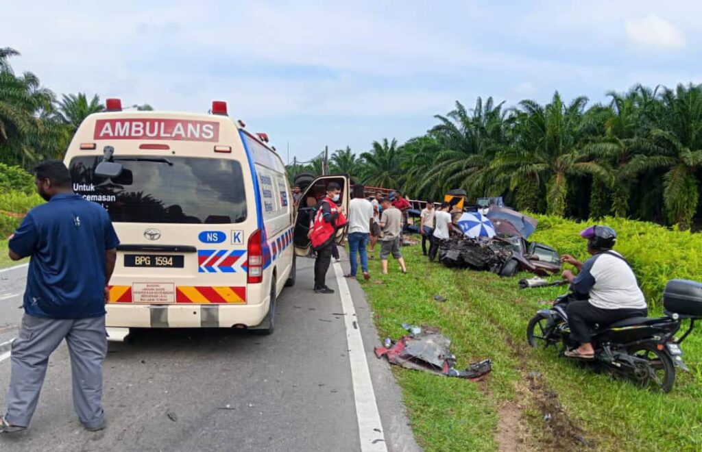Gagal memotong di garisan berkembar, pemandu kereta maut langgar treler Gagal memotong di garisan berkembar, pemandu kereta maut langgar treler