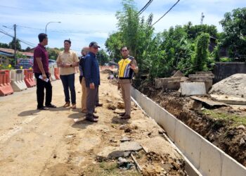 SAIZOL Ismail (kanan) bersama Nik Soh Nik Yaacoub (dua dari kanan) melihat perkembangan kerja di tapak projek menaiktaraf longkang konkrit di Kampung Kota, Kota Bharu, Kelantan hari ini. - UTUSAN/MUSTAQIM MOHAMED