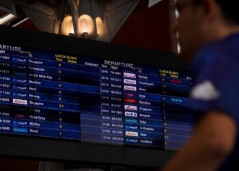 PAPARAN jadual waktu penerbangan dari Doha mengalami kelewatan susulan ruang udara Qatar ditutup sementara ketika tinjauan di KLIA Terminal 1, Sepang. - UTUSAN/FAISOL MUSTAFA