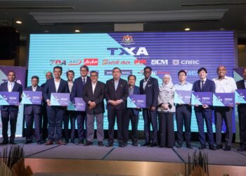 ANTHONY Loke (tujuh kiri) bersama wakil syarikat pempamer yang menyertai TXA 2025 di Sepang. - UTUSAN/FAISOL MUSTAFA
