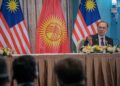 ANWAR Ibrahim ketika sidang akhbar bersama Presiden Kyrgyz sempena lawatan rasmi ke Malaysia di Kompleks Seri Perdana, Putrajaya. - UTUSAN/FAIZ ALIF ZUBIR