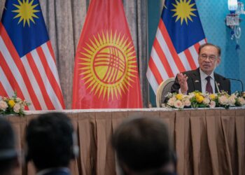 ANWAR Ibrahim ketika sidang akhbar bersama Presiden Kyrgyz sempena lawatan rasmi ke Malaysia di Kompleks Seri Perdana, Putrajaya. - UTUSAN/FAIZ ALIF ZUBIR