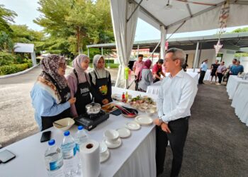 PHASIT Chudabuddhi (kanan) beramah mesra dengan peserta yang menyertai Pertandingan Memasak Makanan Thai 2025 di Pejabat Konsulat Jeneral Thailand, Kota Bharu, Kelantan hari ini-UTUSAN/YATIMIN ABDULLAH.