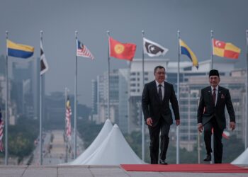 ANWAR Ibrahim bersama Sadyr Zhaparov sempena lawatan rasmi Presiden Kyrgyz ke Malaysia di Bangunan Perdana Putra di Putrajaya. - UTUSAN/FAIZ ALIF ZUBIR