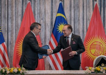 ANWAR Ibrahim bersama Sadyr Zhaparov selepas Majlis Menandatangani MoU antara Malaysia dan Kyrgyz sempena lawatan rasmi ke Malaysia di Kompleks Seri Perdana, Putrajaya. - UTUSAN/FAIZ ALIF ZUBIR
