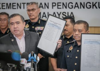 ANTHONY Loke Siew Fook ketika sidang akhbar pengumuman senarai syarikat yang mencatatkan jumlah saman tertinggi di Kementerian Pengangkutan, Putrajaya hari ini. - UTUSAN/FAIZ ALIF ZUBIR