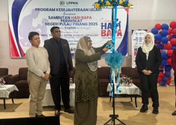 DR. Azura memotong reben sebagai gimik perasmian Program Kesejahteraan Lelaki Sempena Sambutan Hari Bapa 2025 Peringkat Pulau Pinang di Kepala Batas, Pulau Pinang hari ini.-UTUSAN/SITI NUR MAS ERAH AMRAN
