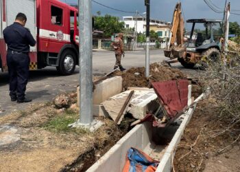 LOKASI tapak kerja perparitan di mana papan tanda konkrit tumbang menghempap mangsa di Kampung Baru Gunung Emas, Asahan, Jasin, pagi tadi.