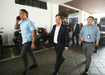 CHOW Kon Yeow (dua dari kanan) ketika hadir ke Pusat Mediasi Mahkamah Pulau Pinang di Kompleks Mahkamah Pulau Pinang,George Town, hari ini.
