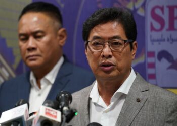 AHMAD Khusairi Yahaya dan Ketua Pesuruhjaya SPRM Tan Sri Azam Baki (kanan) pada sidang akhbar di Putrajaya hari ini.-UTUSAN/FAISOL MUSTAFA.