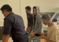TERTUDUH (tiga dari kanan) dibawa masuk ke mahkamah bagi menghadapi pertuduhan memukul neneknya di Kompleks Mahkamah Kangar, Perlis, hari ini.-UTUSAN/ASYRAF MUHAMMAD