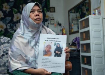 NOORLAILI Mahat menunjukkan gambar anaknya yang hilang, Nor Alieya Maisarah ketika ditemui pemberita di Taman Seri Telok Emas, Melaka hari ini.-UTUSAN/ARIF HAMIZAN MISKON