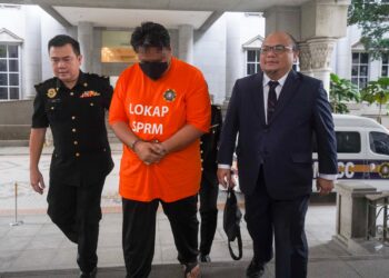 SPRM menahan reman seorang pengerusi sebuah pertubuhan bukan kerajaan (NGO) kerana terlibat dengan pengubahan wang haram di Mahkamah Majistret, Putrajaya. - UTUSAN/FAISOL MUSTAFA