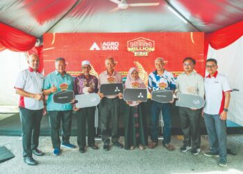 ZAHID Ahmad Zawawi (kiri) bergambar bersama pemenang bulanan pada majlis penyampaian hadiah kempen Mega Million 2.0 Pusingan Satu dan Dua di  Agrobank Cawangan Melaka, Melaka. – UTUSAN/ MUHAMMAD SHAHIZAM TAZALI