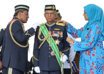 MUHAMAD Azlan dipakaikan pangkat Jeneral oleh isterinya dan Mohd. Asghar sambil disaksikan Mohd. Nizam pada Majlis Pemakaian Pangkat di Pangkalan Udara Subang, hari ini. -UTUSAN/AFIQ RAZALI